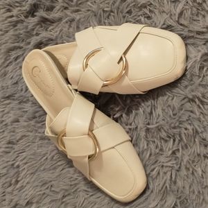 NWOT Ladies cream color flats